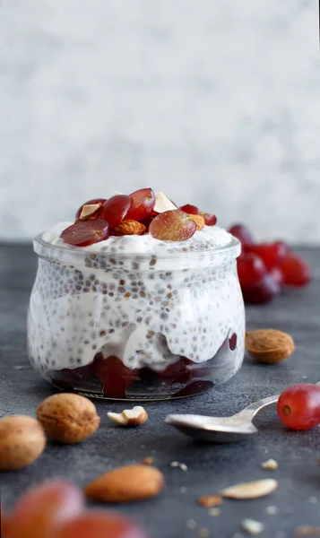 Chia pudding parfait aux raisins rouges et aux amandes — Photo