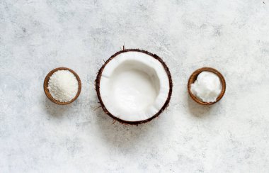 Hindistan cevizi yağı ve un kaselerde.