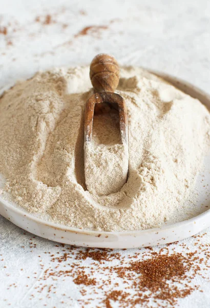 Mąka kraftowa w talerzu z łyżeczką — Zdjęcie stockowe