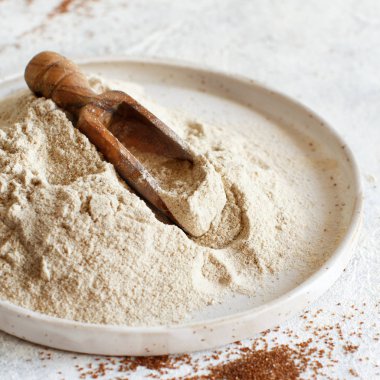 Kaşıkla tabakta Teff unu.