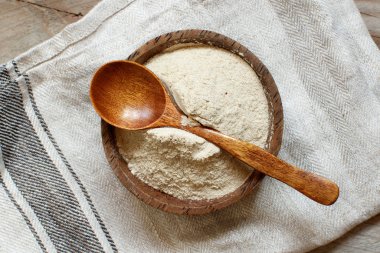 Kaşıkla kasedeki Teff unu