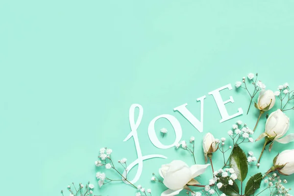 Flores e amor lettering em um fundo verde claro — Fotografia de Stock