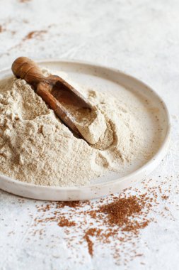 Kaşıkla tabakta Teff unu.