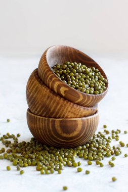 Tahta kaselerde kurutulmuş fasulye.