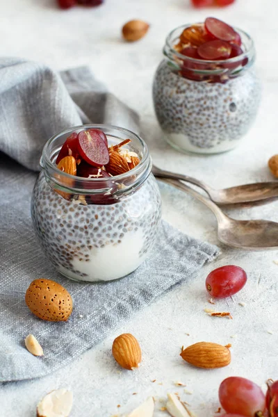 Chia pudding parfait aux raisins rouges et aux amandes — Photo