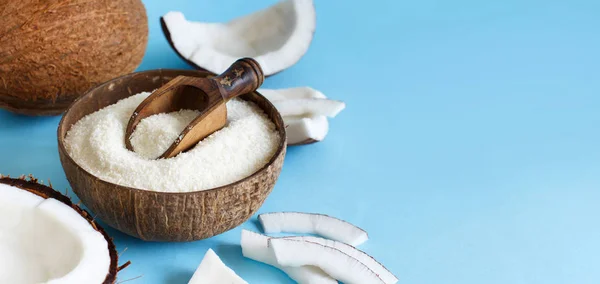 Harina de coco en un tazón con trozos de coco —  Fotos de Stock