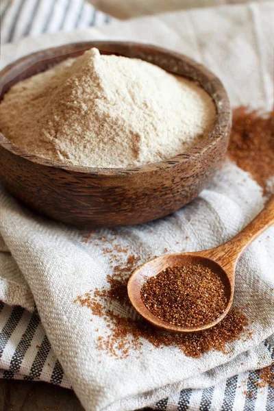 Mąka tefowa w misce i ziarno teff łyżeczką — Zdjęcie stockowe