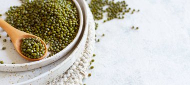 Bir kaşıkla tabakta kurutulmuş fasulye.