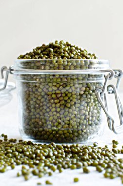 Cam bir kavanozda kurutulmuş mung fasulye
