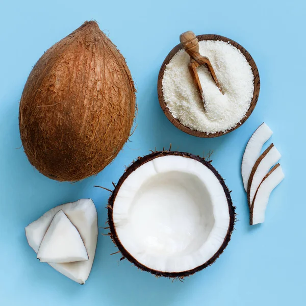 Кокосовая мука в миске с кокосовыми орехами вид сверху — стоковое фото