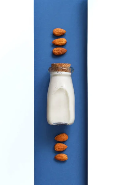 Веганське мигдальне молоко, не молочне альтернативне молоко — стокове фото
