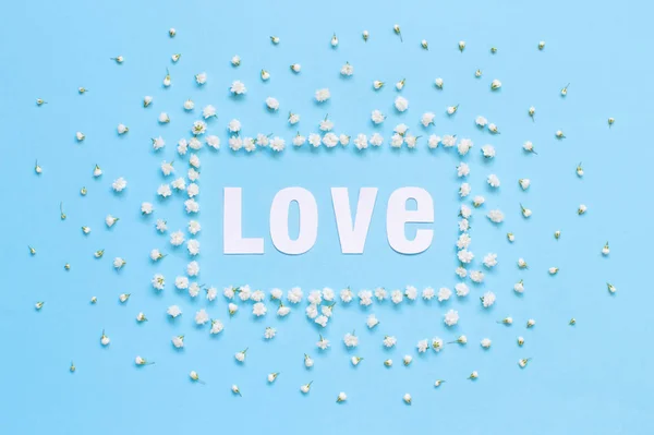 Rektangulär blommig ram och text Kärlek på en ljusblå bakgrund — Stockfoto