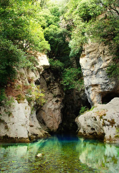 Resurgimiento del río Sammaro cerca de Roscigno en Campania, Italia —  Fotos de Stock