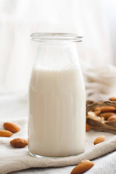 Leche de almendras vegana, leche alternativa no láctea —  Fotos de Stock