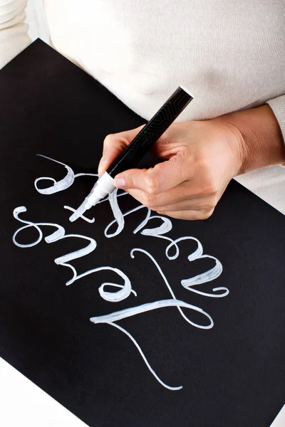 Kvinna skriver på en liten skrivtavla noll avfall bokstäver — Stockfoto
