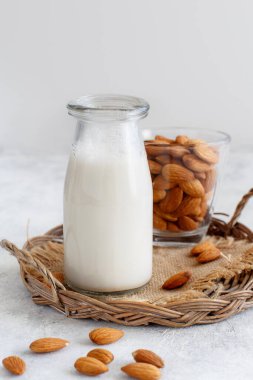 Vejetaryen badem sütü, sütsüz.