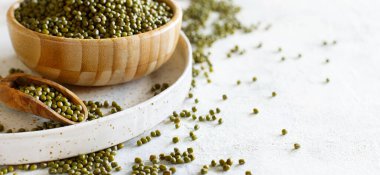 Tahta kasede kurutulmuş fasulye ve kaşık.