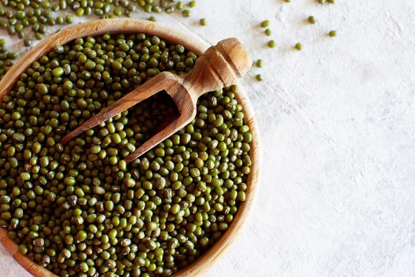 Frijoles mungo secos en cuenco de madera — Foto de Stock