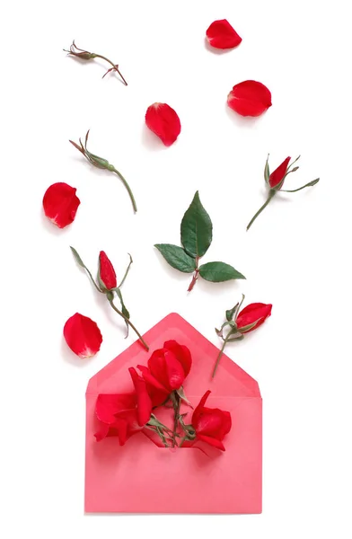 하얀 백그위에 봉투와 붉은 장미를 얹은 봄 의구 성 — 스톡 사진