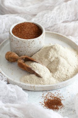 Kaşıkla tabakta Teff unu.