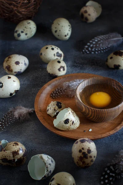 Перепелиные яйца на темно-сером фоне — стоковое фото