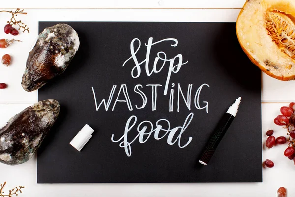 Kreidetafel mit der Aufschrift "Stop Verschwendung" und faulen Früchten — Stockfoto