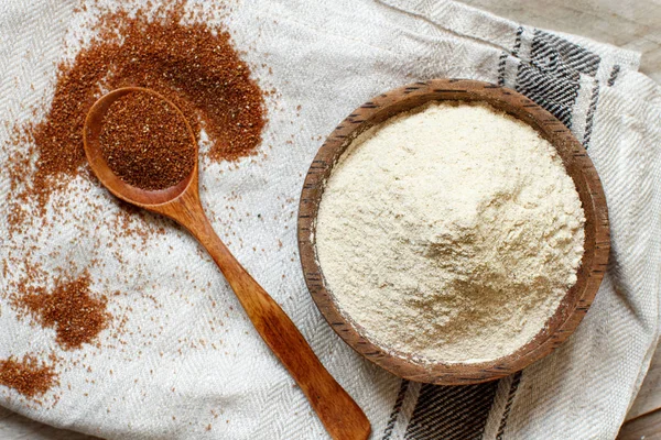 Mąka tefowa w misce i ziarno teff łyżeczką — Zdjęcie stockowe