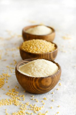 Hulled darı unu ve tahıllar ahşap kaselerde