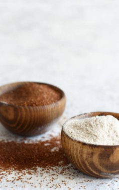 Teff flour and teff grain  in bowls