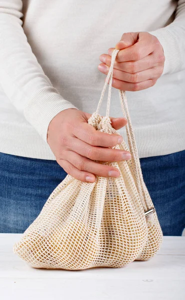 Vrouw zet verse groenten in een textiel zak — Stockfoto