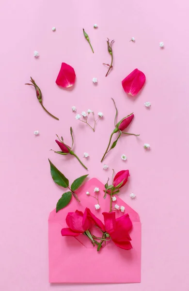 Composição da mola com envelope e rosas cor-de-rosa sobre backgr rosa — Fotografia de Stock