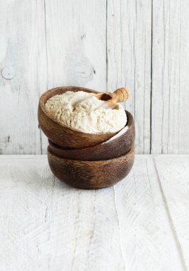 Kaşıkla kasedeki Teff unu