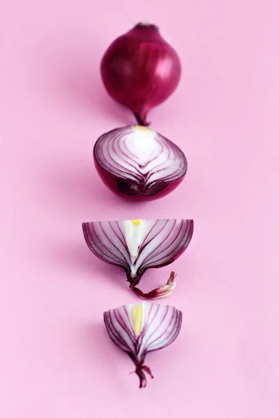 Cebolla morada sobre un fondo rosa claro —  Fotos de Stock
