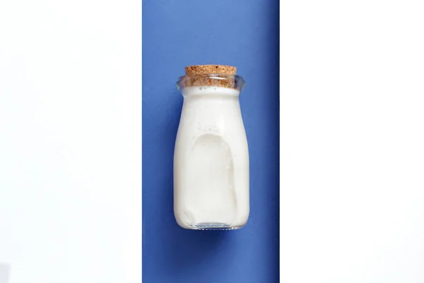Melk op een witte en blauwe achtergrond — Stockfoto