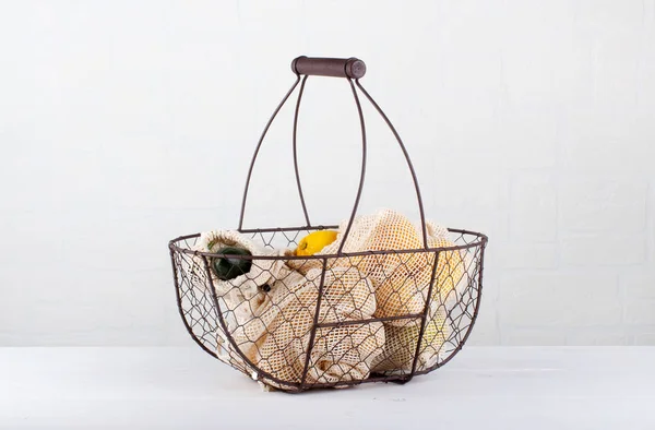 Свежие овощи и фуиты в текстильных мешках в рюкзаке — стоковое фото