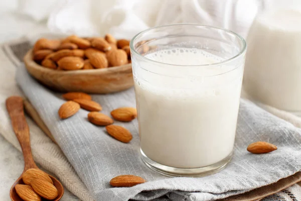 Vegan Γάλα Αμυγδάλου Γαλακτοκομικό Εναλλακτικό Γάλα Ένα Ποτήρι Κοντά — Φωτογραφία Αρχείου
