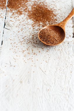 Tahta kaşıkla pişirilmemiş tahıl. Yaklaş.