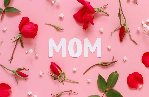 Fleurs Rouges Texte Mom Sur Fond Rose Vue Dessus — Photo