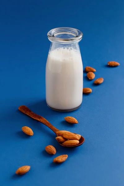 Lait Amande Végétalien Lait Alternatif Non Laitier Sur Fond Bleu — Photo