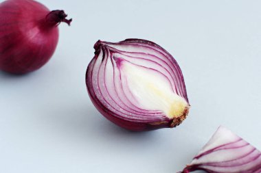 Açık gri arkaplanda mor soğan. Yakın plan.