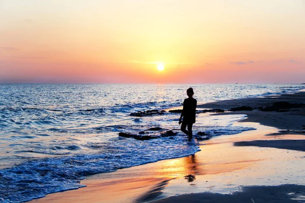 Silhouette Einer Jungen Frau Die Mit Einem Handy Strand Vor — Stockfoto