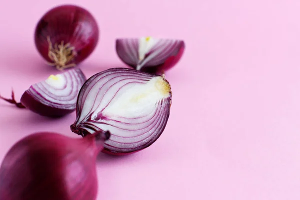 浅粉色背景上的紫色洋葱 — 图库照片