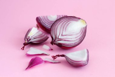 Açık pembe arka planda mor soğan. Yakın plan.