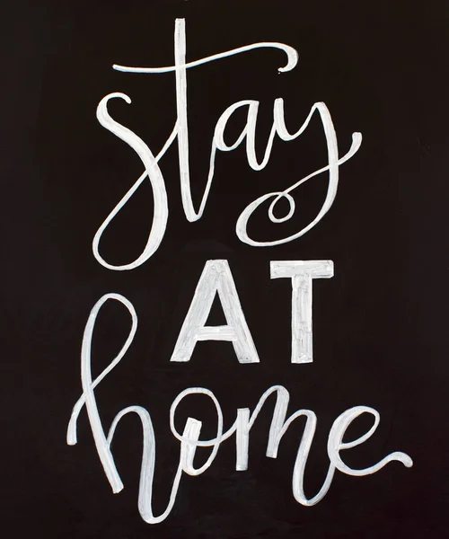 Kreideschrift Stay Home Auf Einer Schwarzen Tafel Handschriftlicher Schriftzug — Stockfoto
