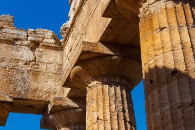 Yunanistan 'ın Hera-Ii Tapınağı' nın arkeolojik mevkii olan Paestum (Poseidonia), Salerno, Campania, İtalya 'daki dorik kolonların ayrıntıları