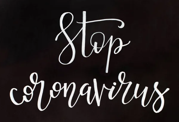 Kreideschrift Stop Coronavirus Auf Einer Schwarzen Tafel Handschriftlicher Schriftzug — Stockfoto