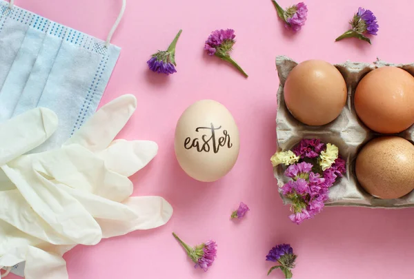 ラックス手袋 フェイスマスク 花や卵の碑文ピンクの背景の上のビュー上にイースター — ストック写真