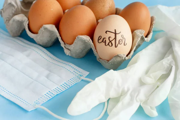 Guanti Maschera Uova Con Iscrizione Pasqua Sfondo Azzurro Vicino — Foto Stock