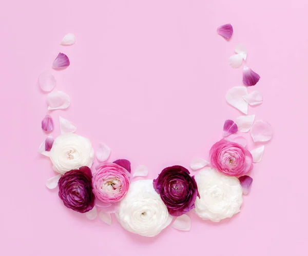 Κυκλικό Πλαίσιο Από Ροζ Και Κρεμ Λουλούδια Ranuncuus Ανοιχτό Ροζ — Φωτογραφία Αρχείου