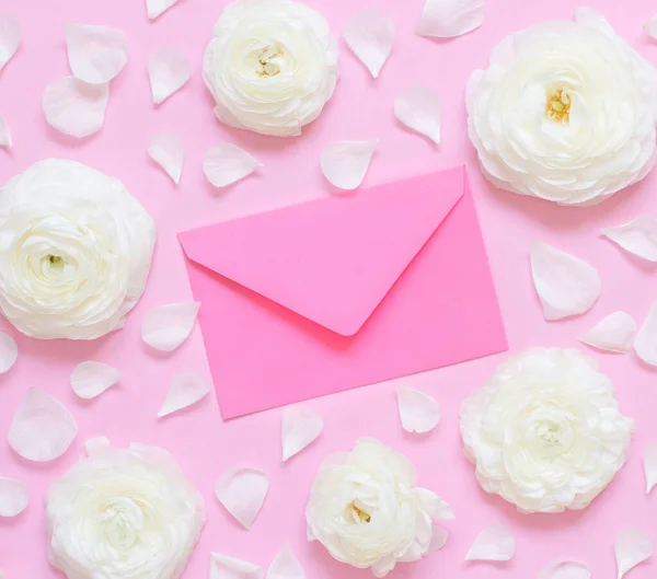 Flores Ranúnculo Creme Envelope Fundo Rosa Claro Vista Superior — Fotografia de Stock